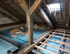 Zateplení stropu řadového domu pomocí foukané izolace